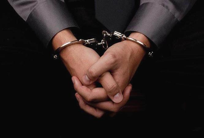 婚礼上,新郎给新娘戴上闪亮的钻戒,新娘却给新郎戴上锃亮的手铐