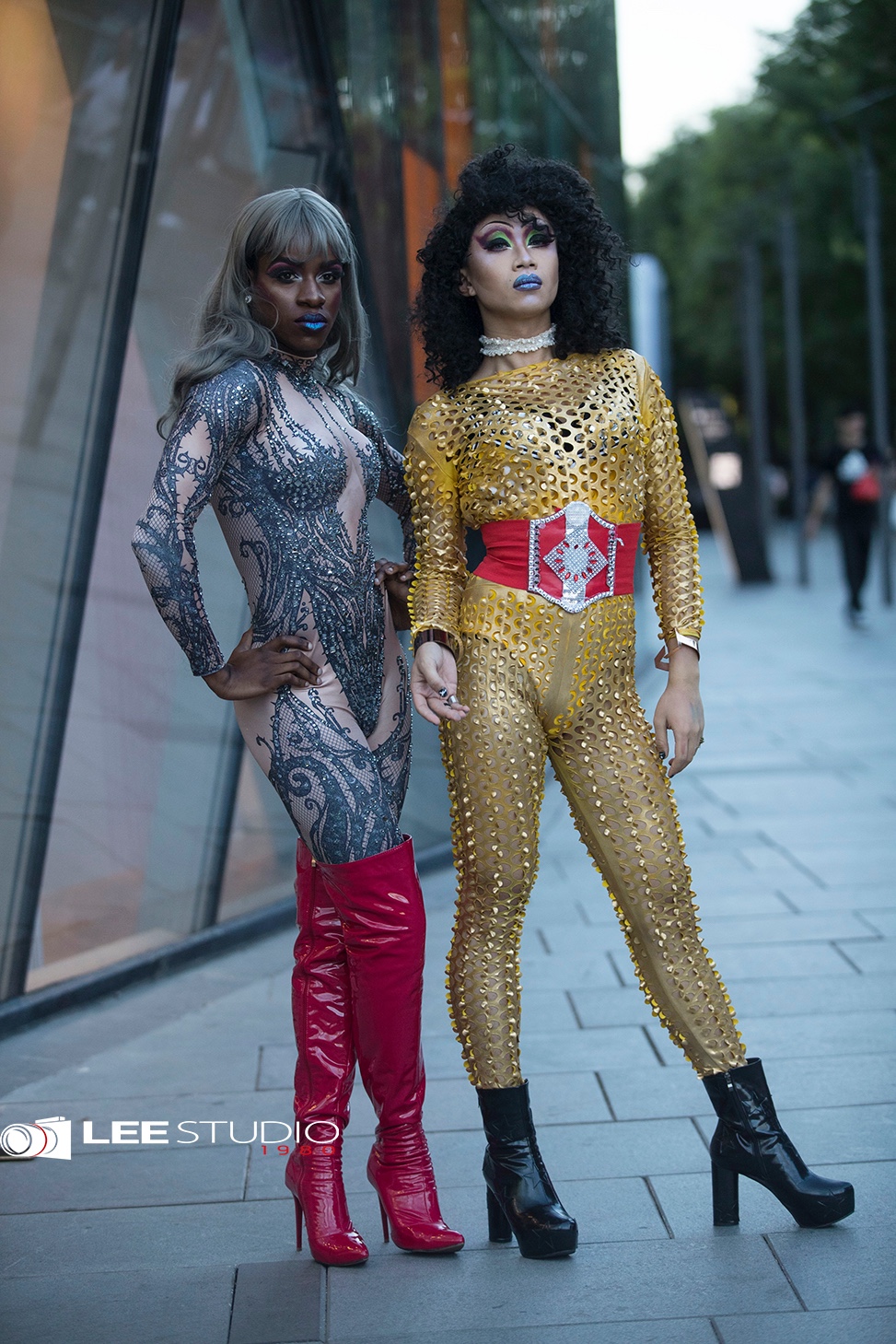 三里屯偶遇一对红衣人