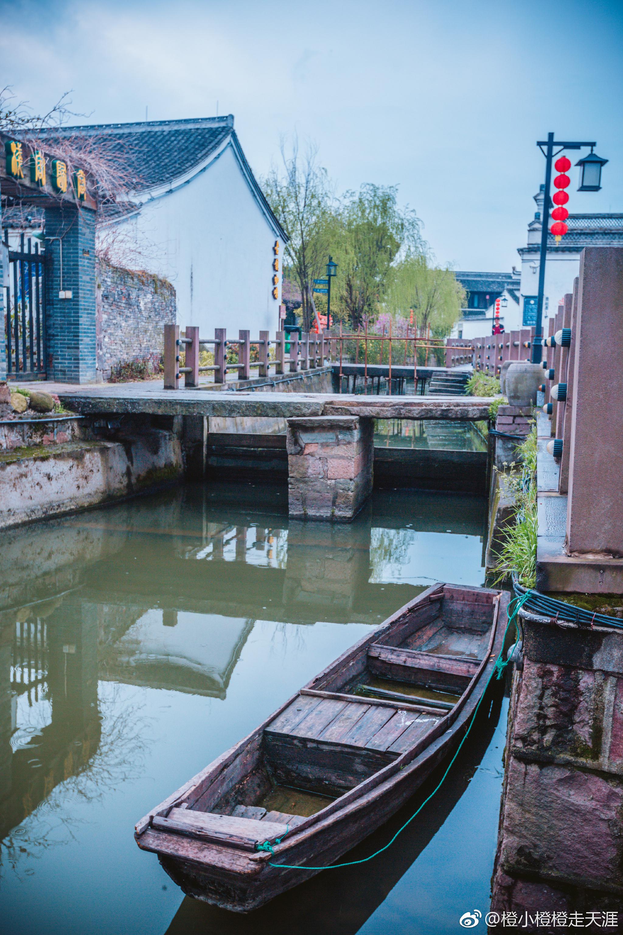 第一次来到鹤鸣古镇,古镇依山成街,因河成镇,镇边有寺|古镇|鸣鹤|因河