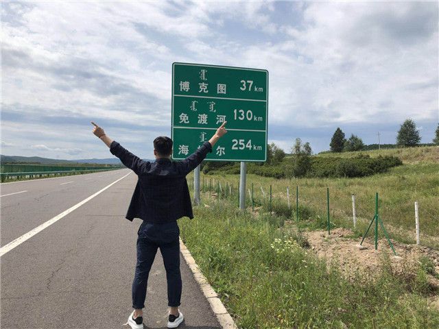 邱建良最新动态:草原上骑马坐滑翔机放松心情