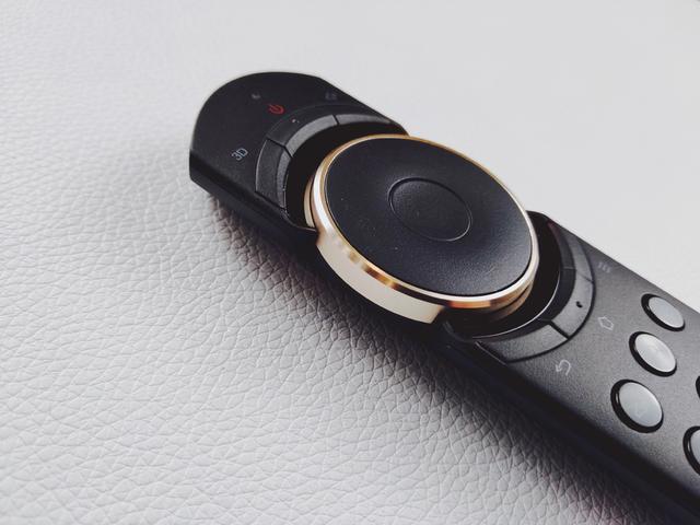 1080p投影市场闯入黑马,坚果e9智能投影成性能野兽?