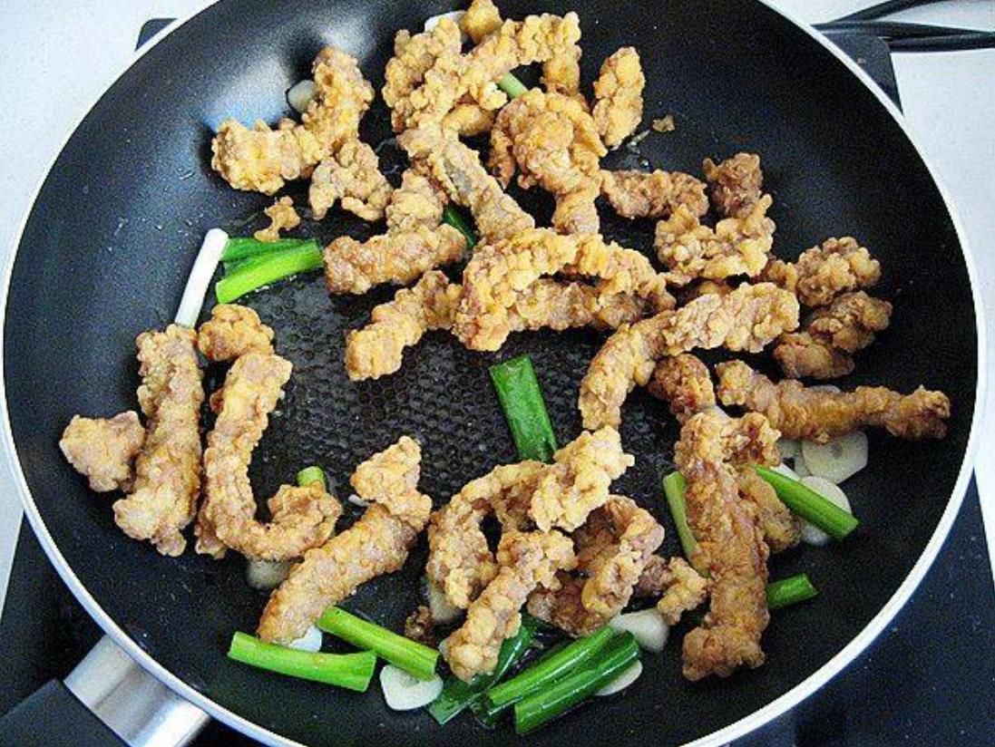 教你一招,椒盐猪肉排条的做法,外焦里嫩,口味咸鲜,小孩最爱吃