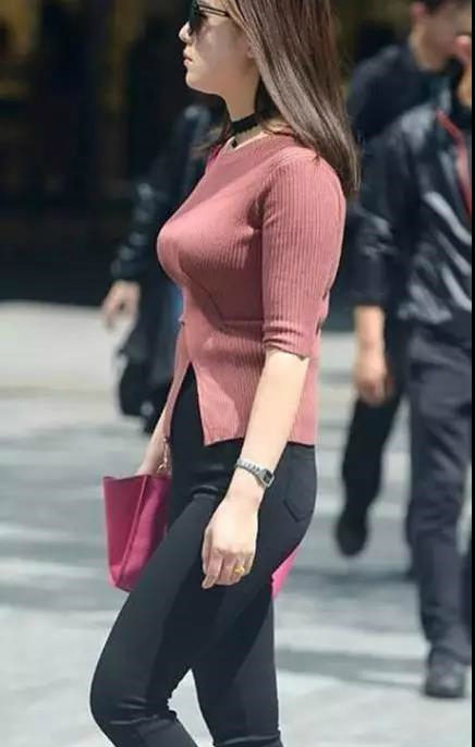 街拍性感丰满的完美身材让人看一眼就心潮澎湃