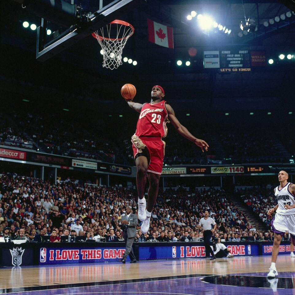 15年前的今天,勒布朗·詹姆斯开始了他nba职业生涯的首秀