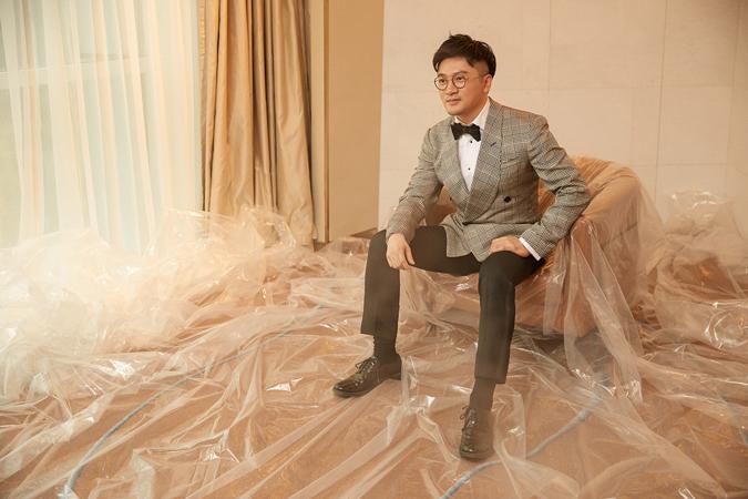 苏有朋出席北影节闭幕式 红毯响起《爱》引回忆杀