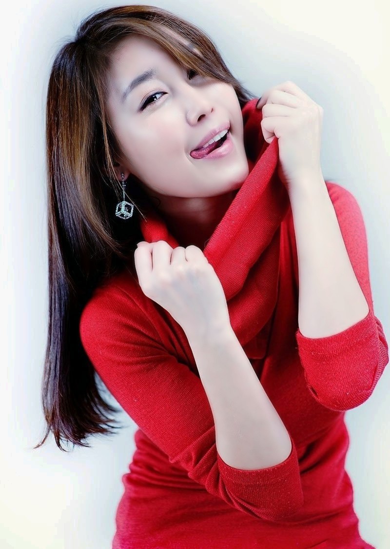 棚拍镜头下一个朦胧可爱的长发红衣姑娘