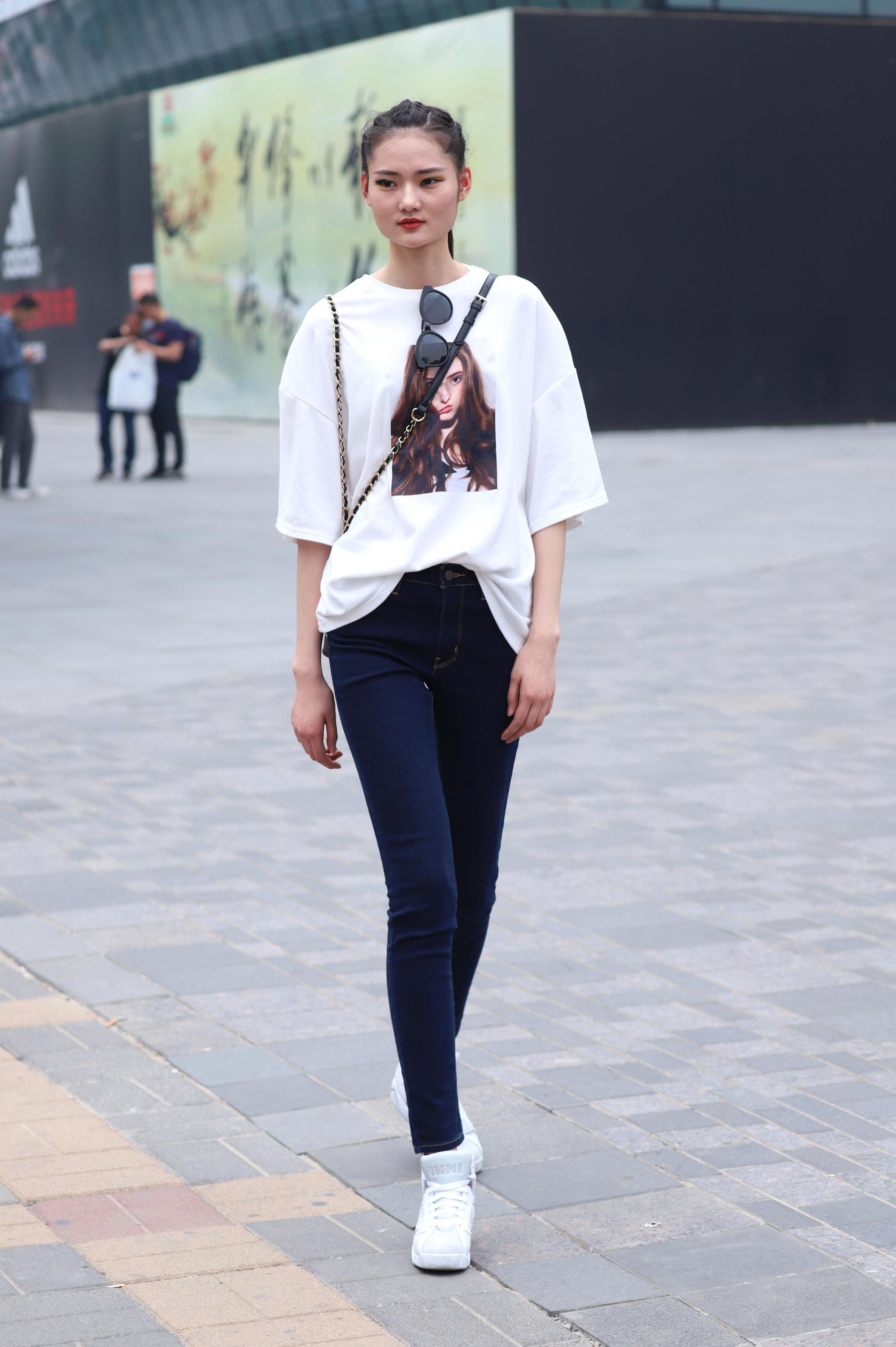 街拍夏天是欣赏时尚的好季节众多时尚女孩中有你喜欢的吗