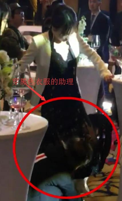 吴昕耍大牌!两名女助理蹲地上为吴昕穿鞋,吴昕则谈笑风生!