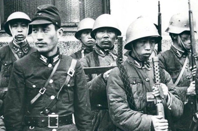 日本鬼子老照片,伪军给日本人点烟,为假装和善什么都做