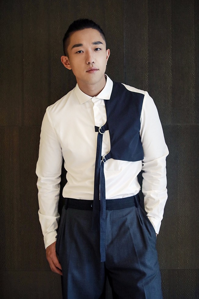 孟阿赛出席2018爱奇艺世界大会ijoy悦享会 尽显雅痞绅士气质