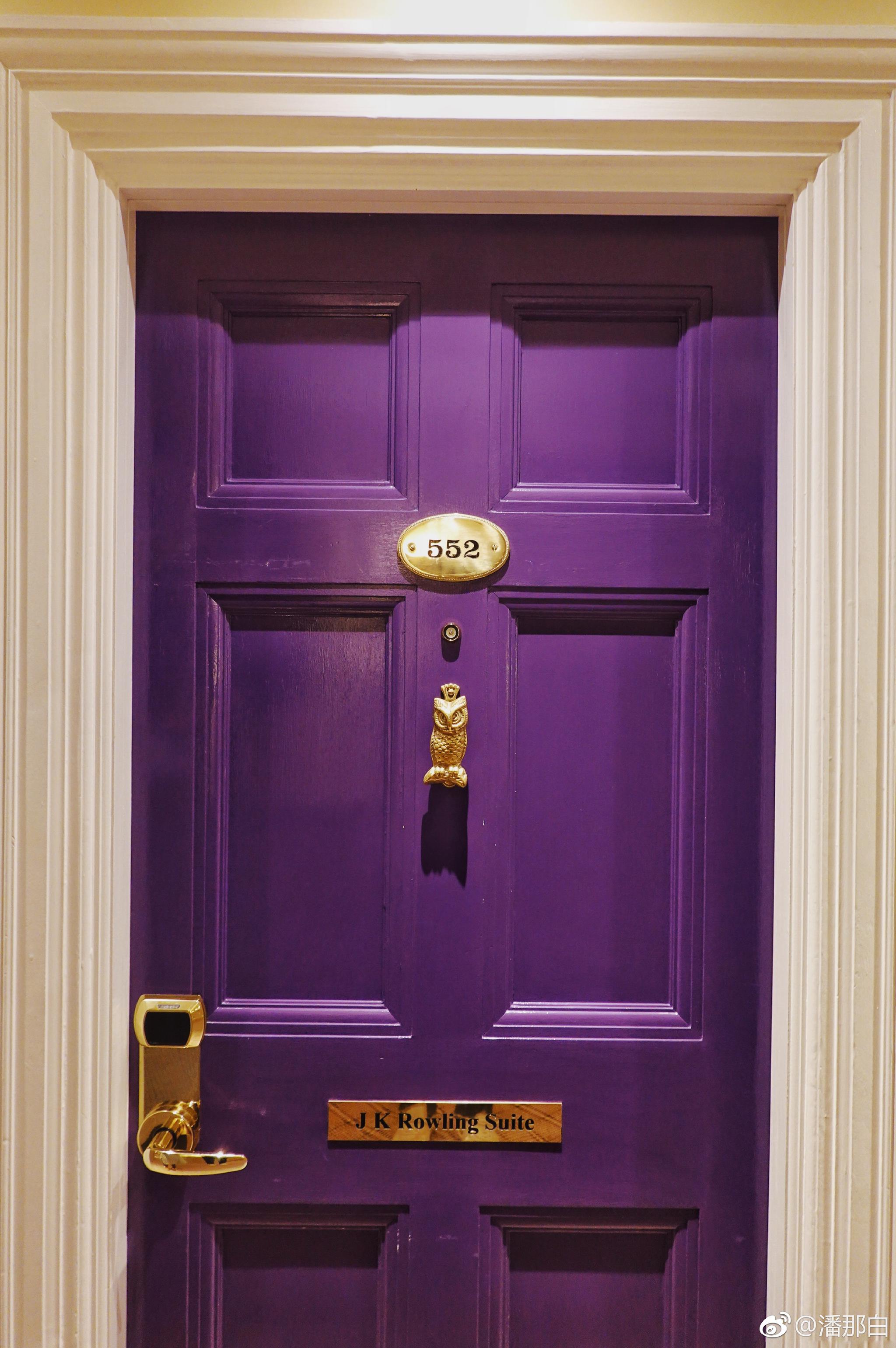 jk罗琳就是在图6的522房间完成了哈利波特,酒店只有这一扇紫色的门