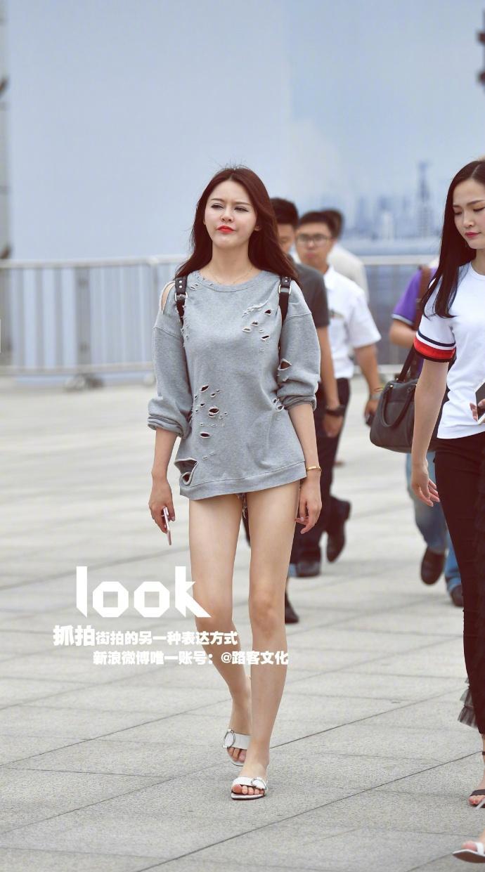 路人街拍:小姐姐穿白色吊带配牛仔热裤,看起来非常的清凉