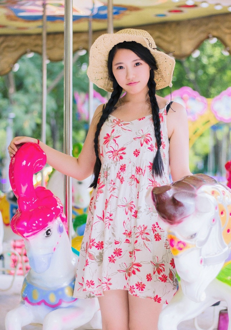游乐园内的靓丽花裙女孩清爽笑容写真集 @微相册 @微博摄