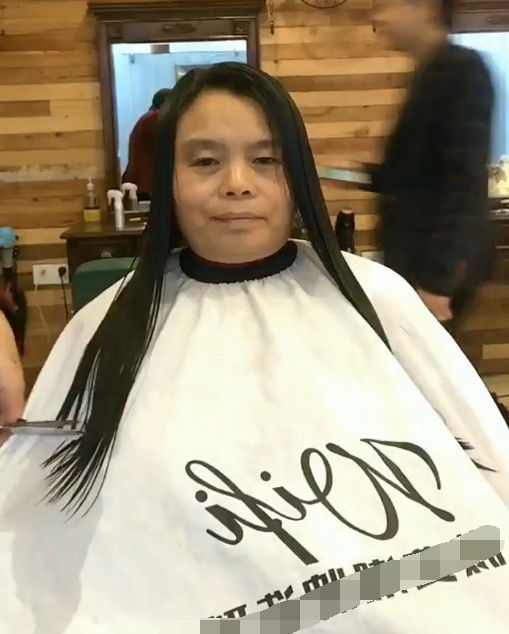 50岁大妈长发剪成短发后,看起来像80后,看正脸还挺美!