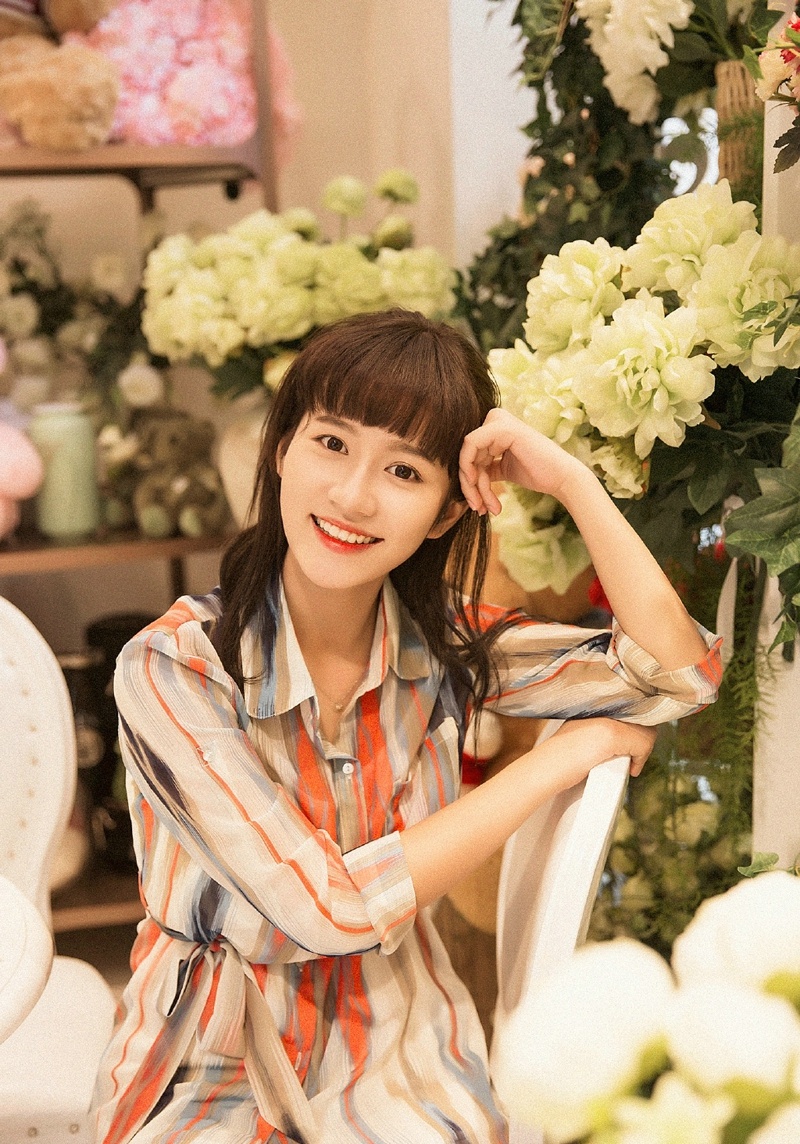 花房内的纯真齐刘海漂亮姑娘笑脸迷人写真集 @微相册 @微博
