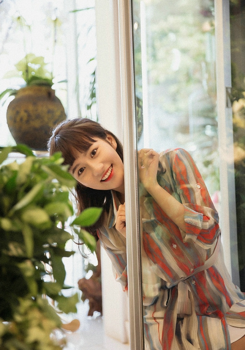 花房内的纯真齐刘海漂亮姑娘笑脸迷人写真集 @微相册 @微博