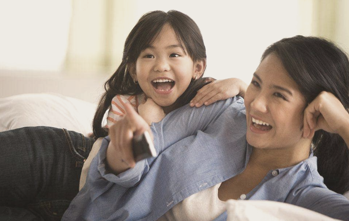 孩子问你能看电视吗?父母的回答,影响一生