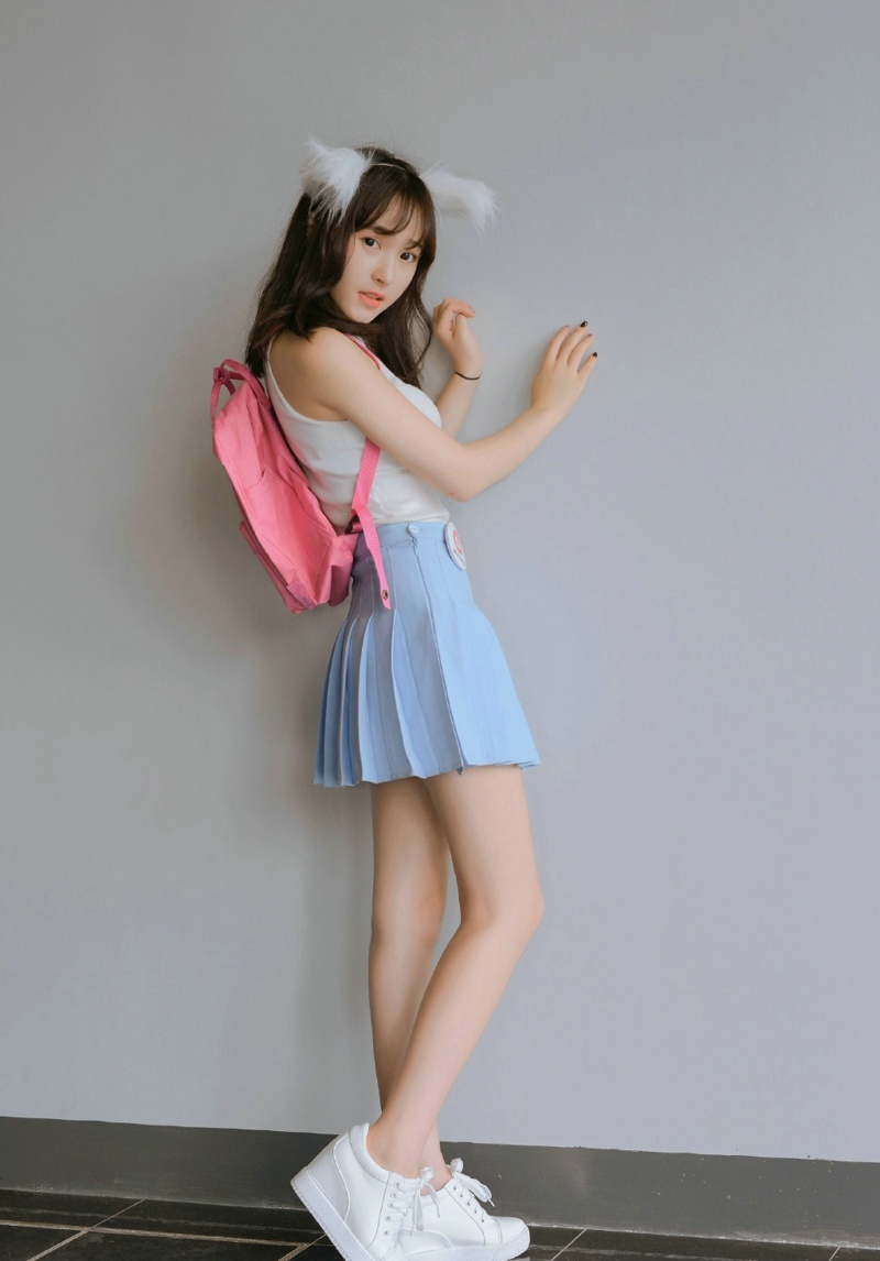 甜美可爱妹子短裙卖萌嘟嘴可人写真