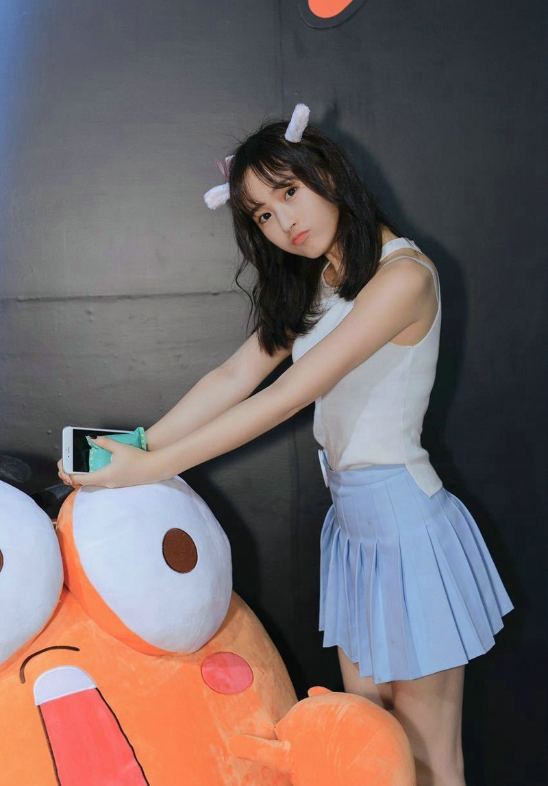 甜美可爱妹子短裙卖萌嘟嘴可人写真