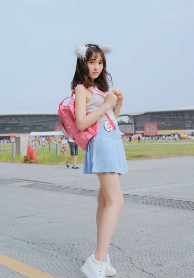 甜美可爱妹子短裙卖萌嘟嘴可人写真