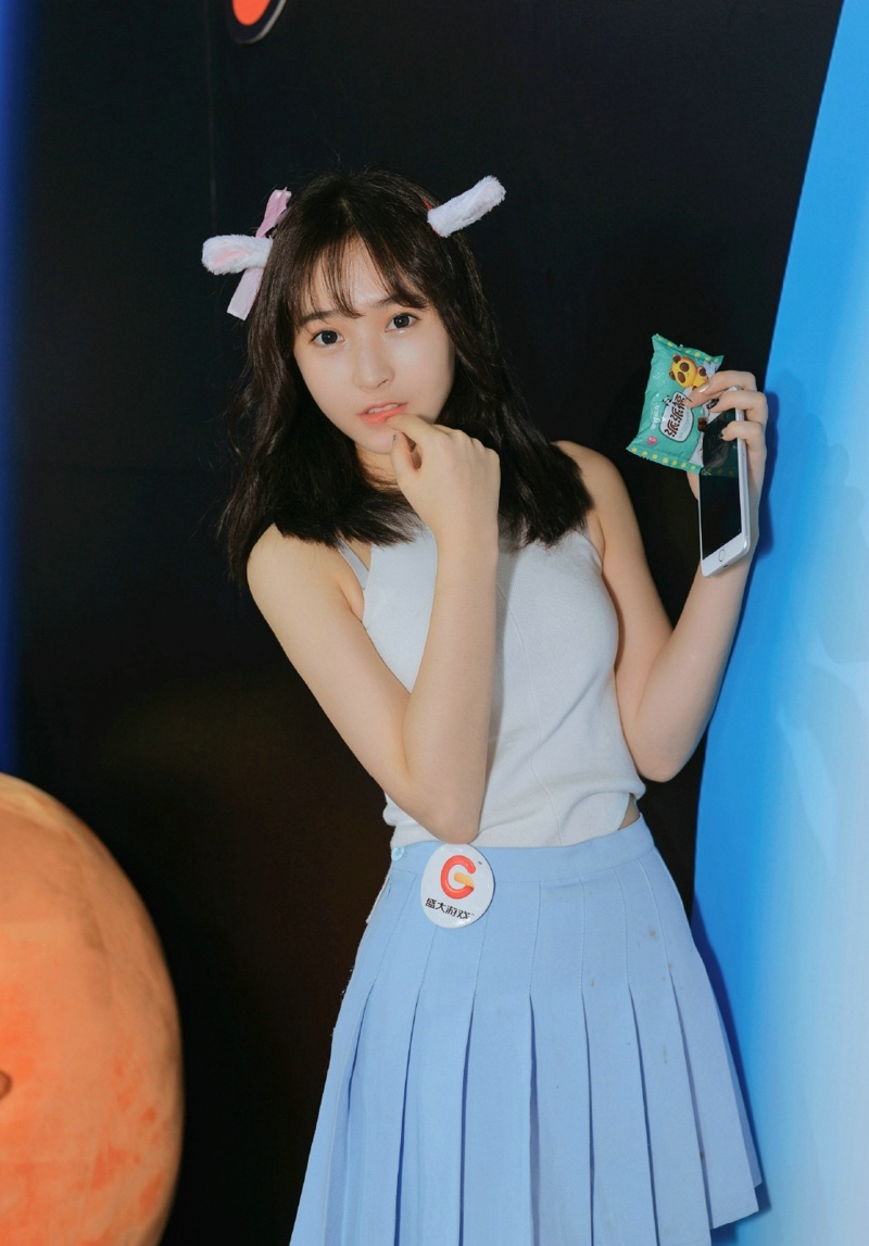 甜美可爱妹子短裙卖萌嘟嘴可人写真