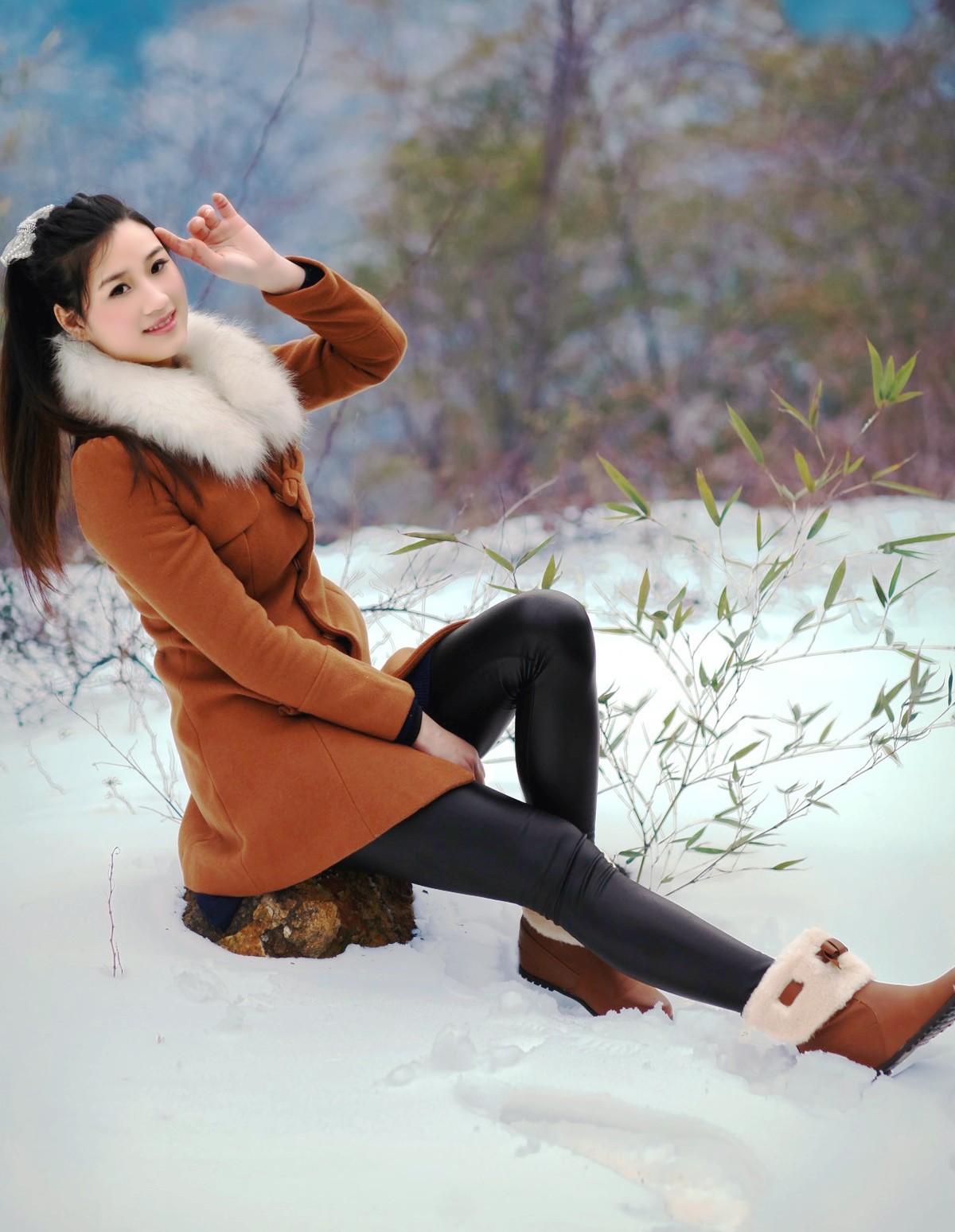 一个在北方雪地里的开心美丽女子