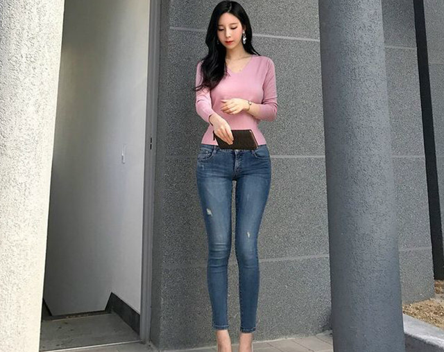 牛仔裤美女呈现高挑的身材穿出长腿女神的既视感