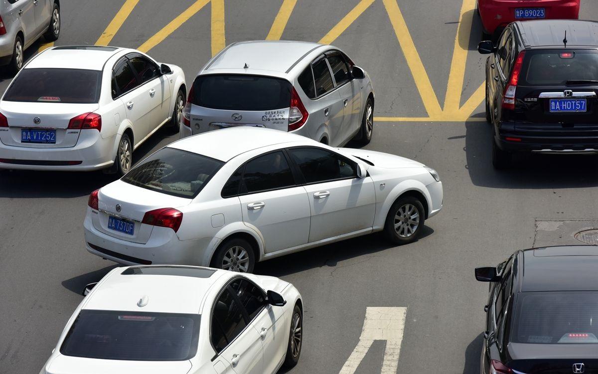 堵车碰上加塞怎么办?千万别硬碰硬,用这招才解气!