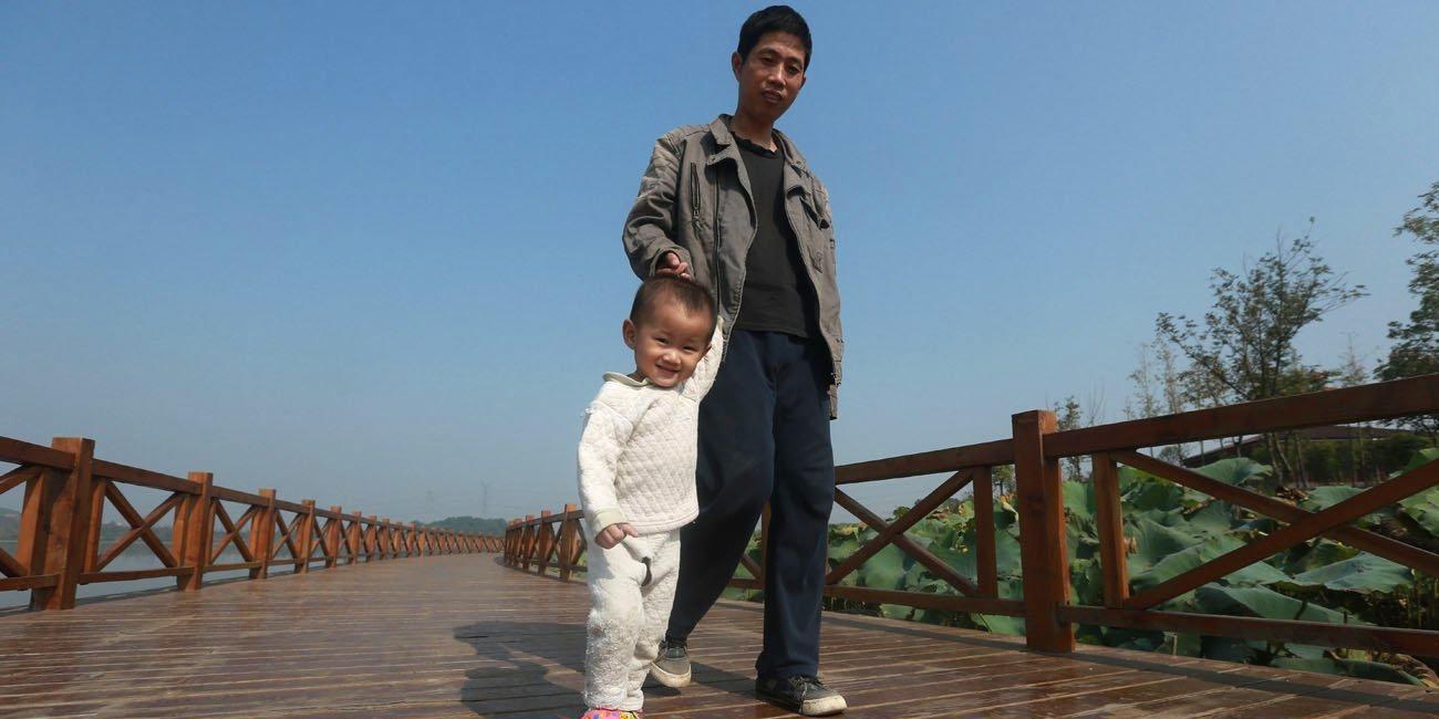 单亲爸爸背两岁孩子"高空"作业, 日常生活心酸凄凉