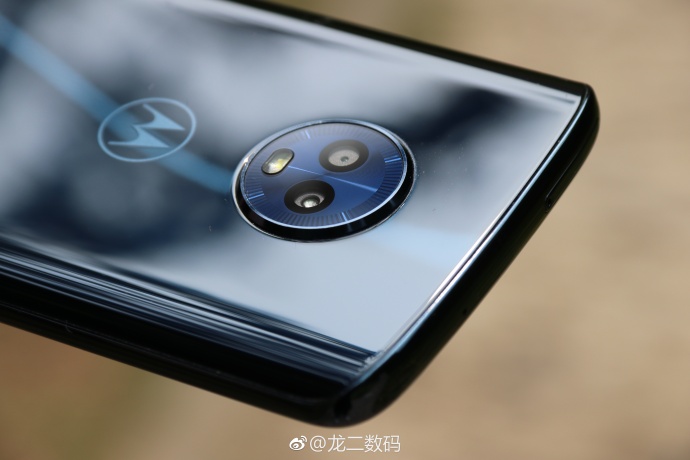 新机的谍照,该机机身背面采用的是双曲面玻璃机身,经典的摩托罗拉logo