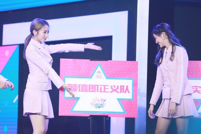吴宣仪孟美岐亮相doki大爬梯粉丝见面会,两人在台上笑得十分开心