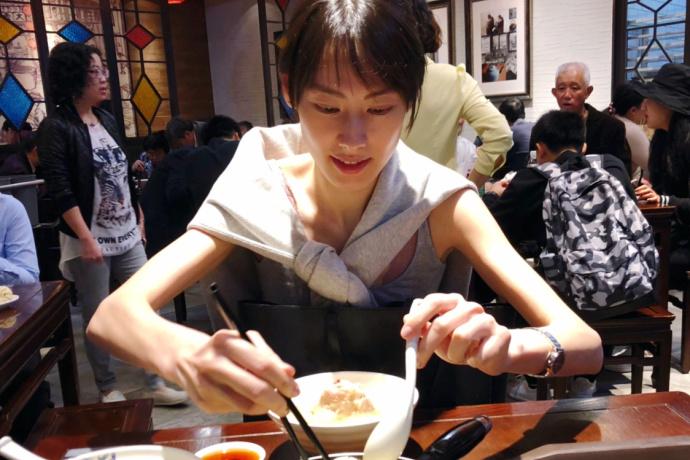 新欢为李泽楷花百万整容,旧爱洛施手瘦成皮包骨,堪比郑爽筷子腿