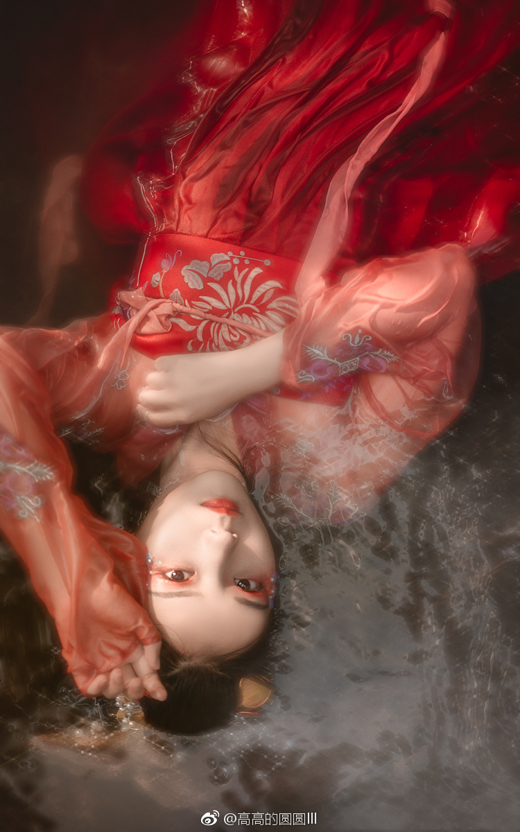 鲛人泪深泽有鲛人其目可泣珠出镜:@查十一呀  摄影 | 妆发 | 后期