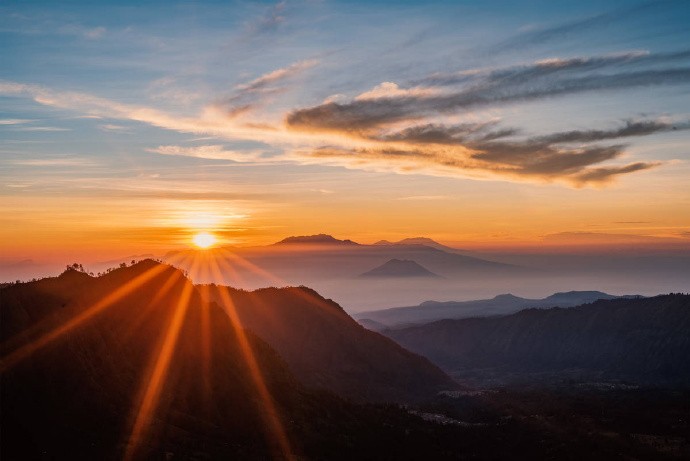 旭日东升破晓雾,霞光普照九州红.晨