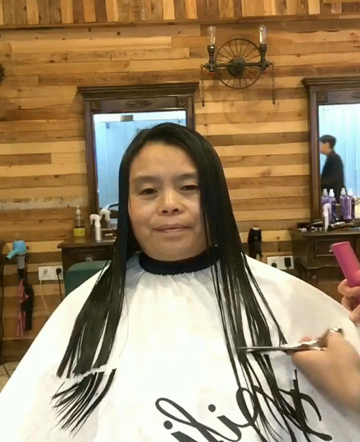 50岁大妈长发剪成短发后,看起来像80后,看正脸还挺美!