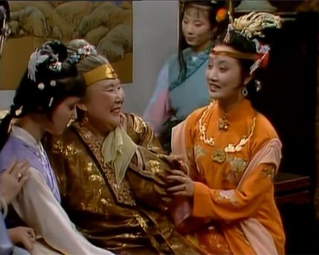 王熙凤善于揣摩贾母的心思,经常替她说出内心的需求