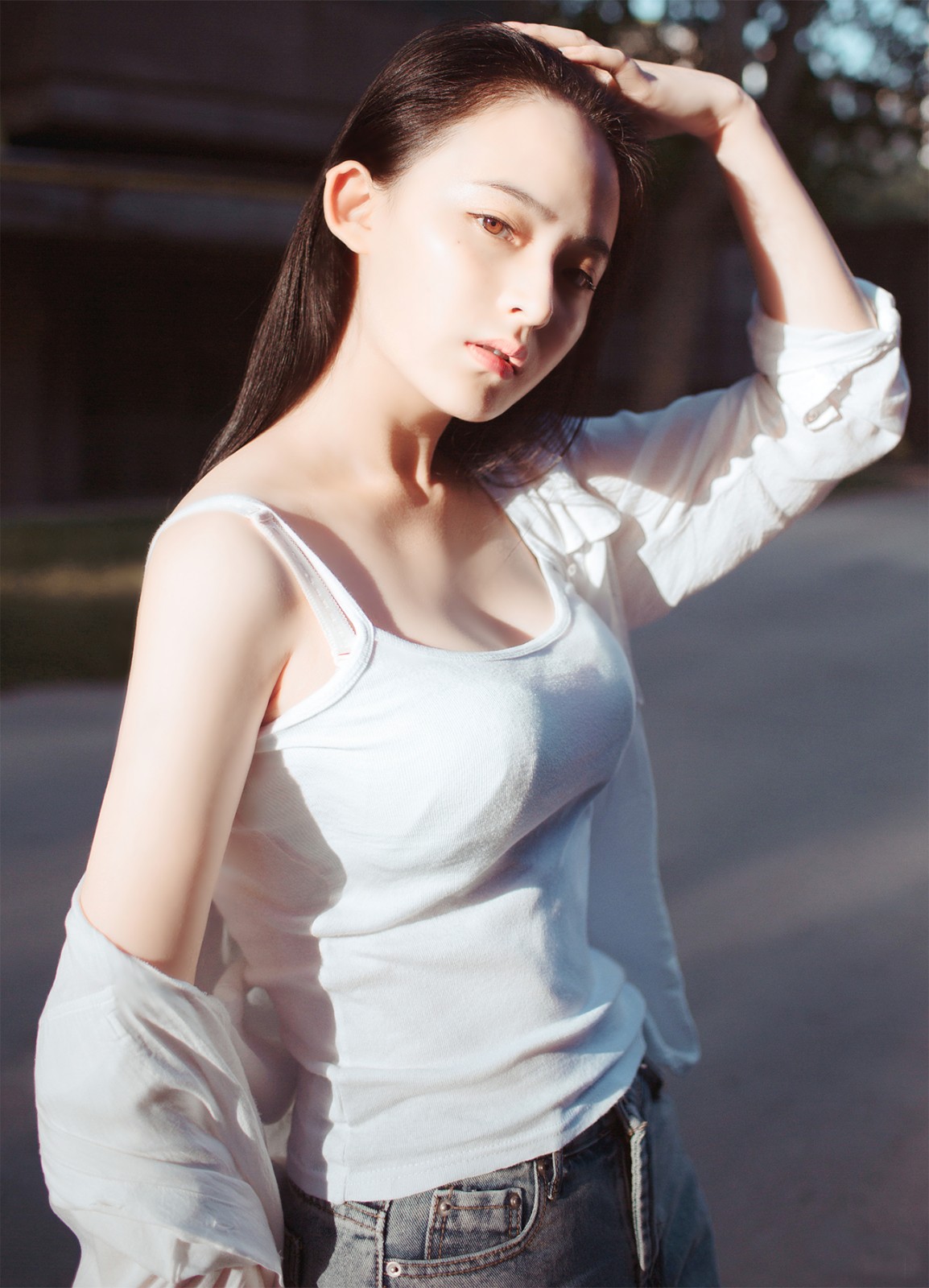 外拍镜头下的唯美色彩清秀姑娘