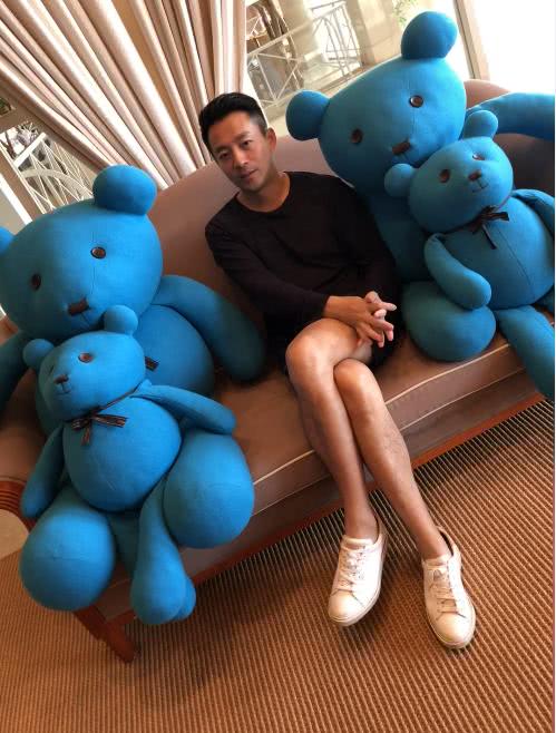 大s深夜秀恩爱穿着超短裤的汪小菲腿超长网友坐姿亮了