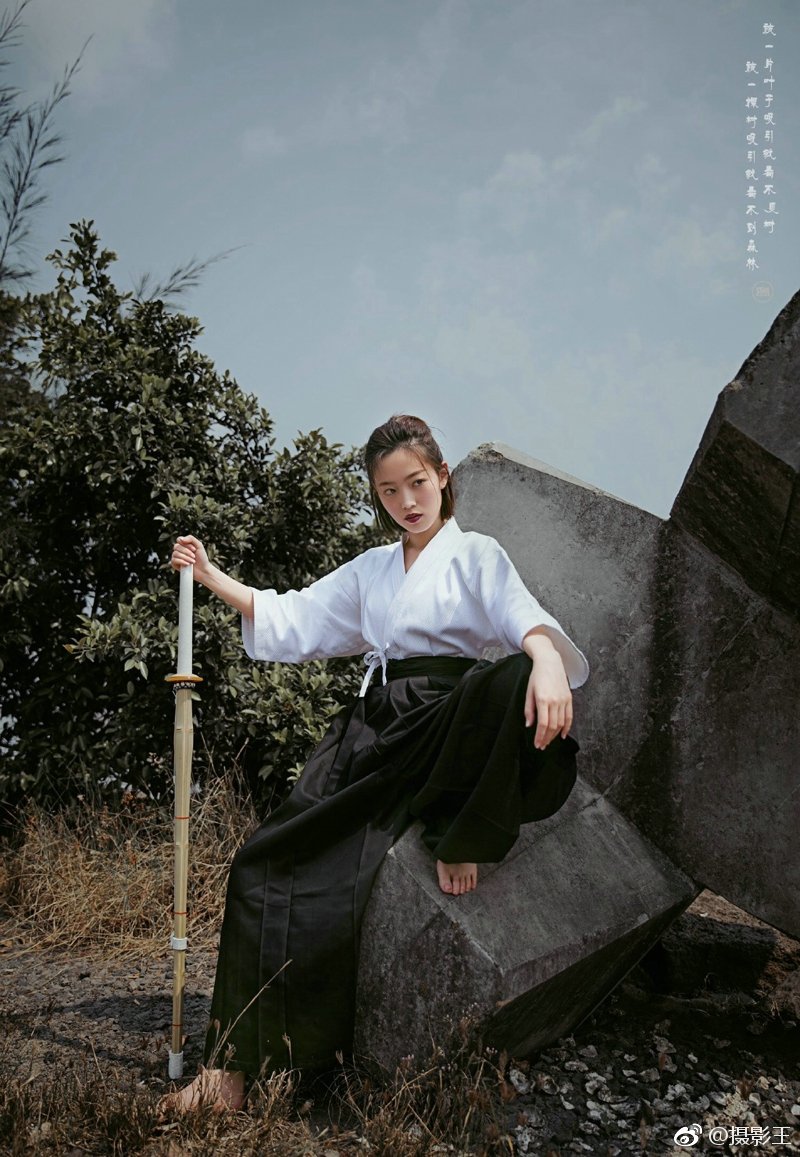 个性剑道美女剑眉英气十足户外写真集
