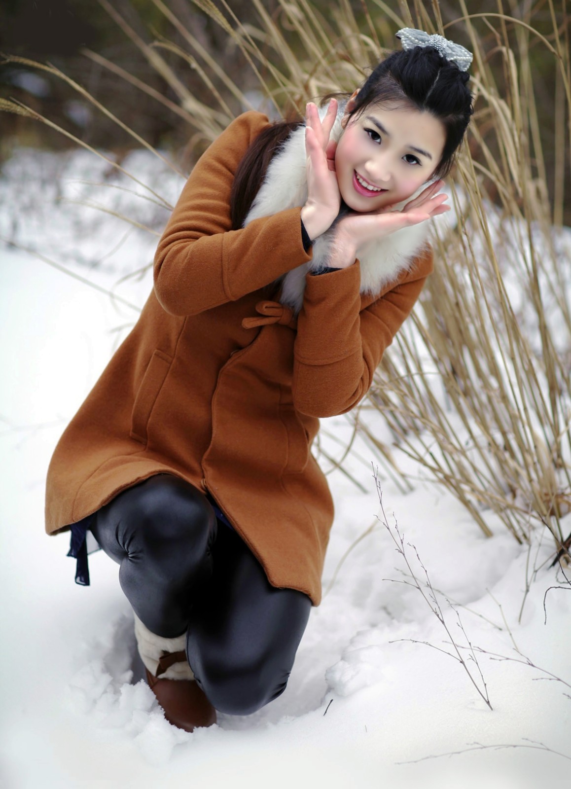 一个在北方雪地里的开心美丽女子