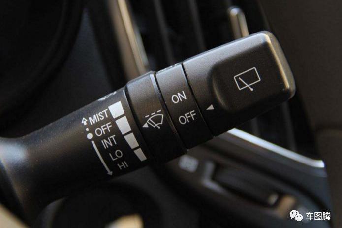 目前市面上常见的雨刷器有两种,一种是手动间歇式雨刷,它分为不同档位