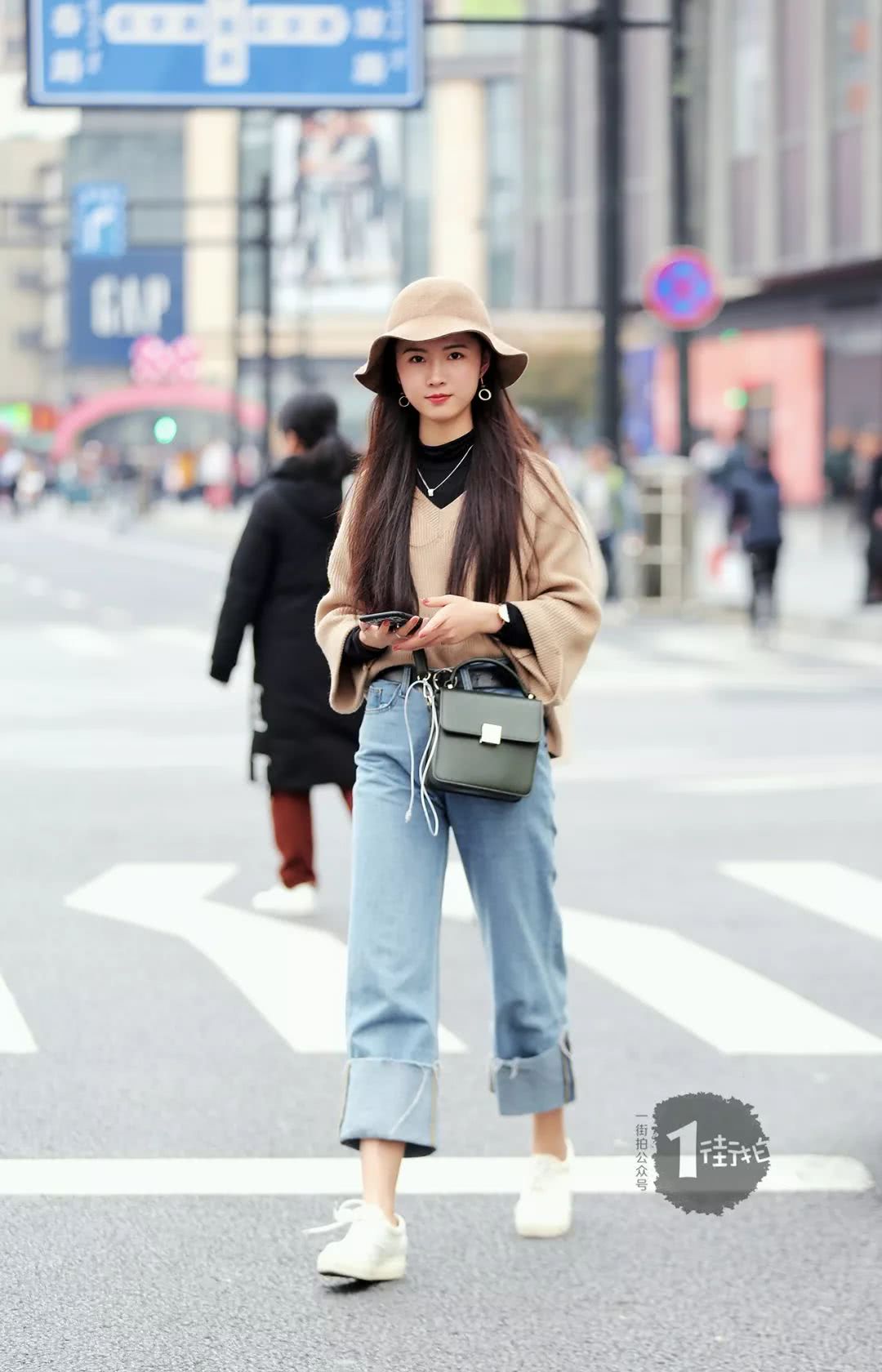 白色包配什么衣服?白色包配什么衣服好看女