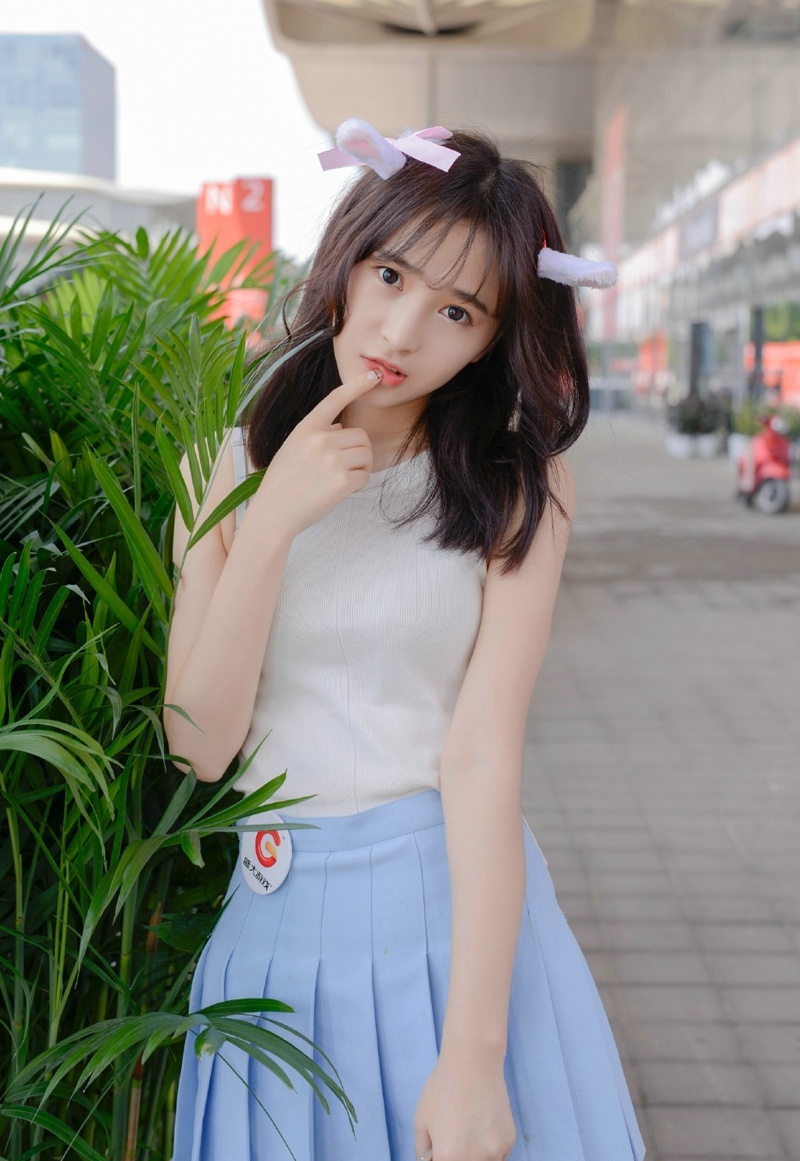 甜美可爱妹子短裙卖萌嘟嘴可人写真