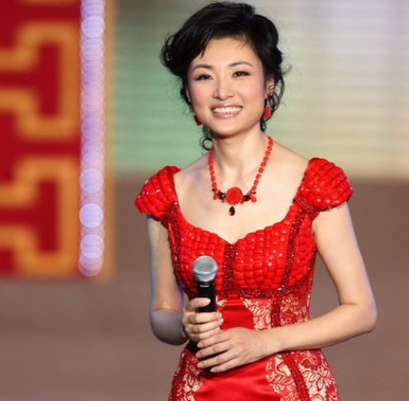 美女主持周涛素颜现身机场,曾主持春晚十六年,如今着装太朴素!|周涛|素颜|春晚_新浪新闻