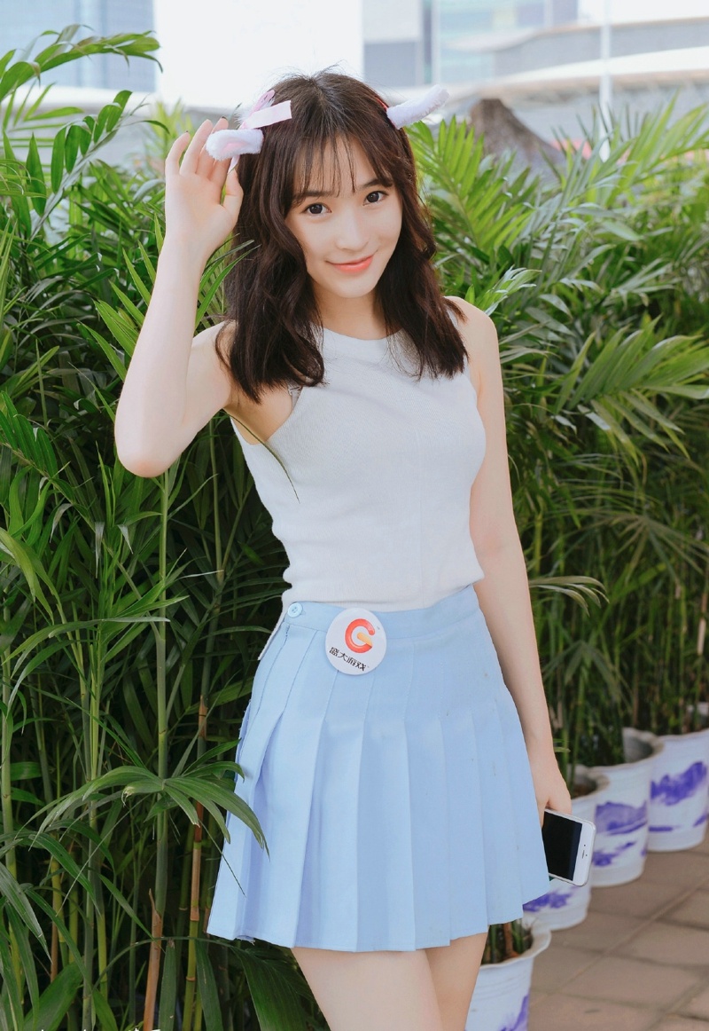 甜美可爱妹子短裙卖萌嘟嘴可人写真