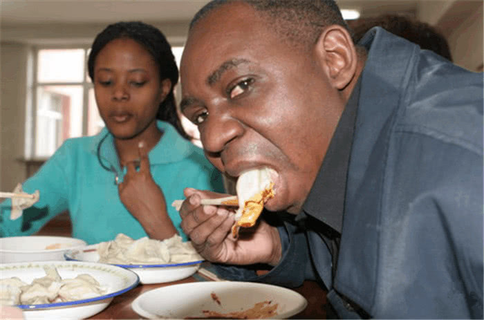 "外国人吃饺子的方法亮了