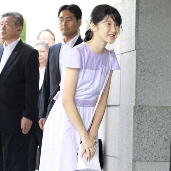 雅子妃培养不出天皇,只能投身教育,妯娌纪子妃不甘落后当起虎妈