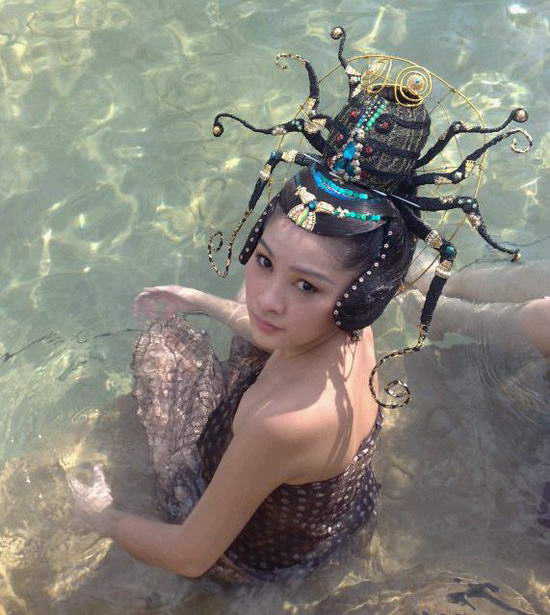 冯小刚夸女儿妖精级美女网友一个丑如妖精一个美如妖精