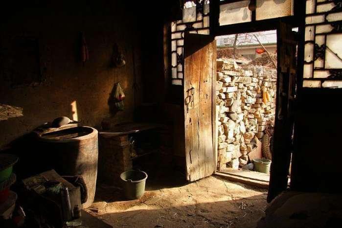 恋爱3年跟男友回农村,晚上看到男友父母的房间,她果断分手