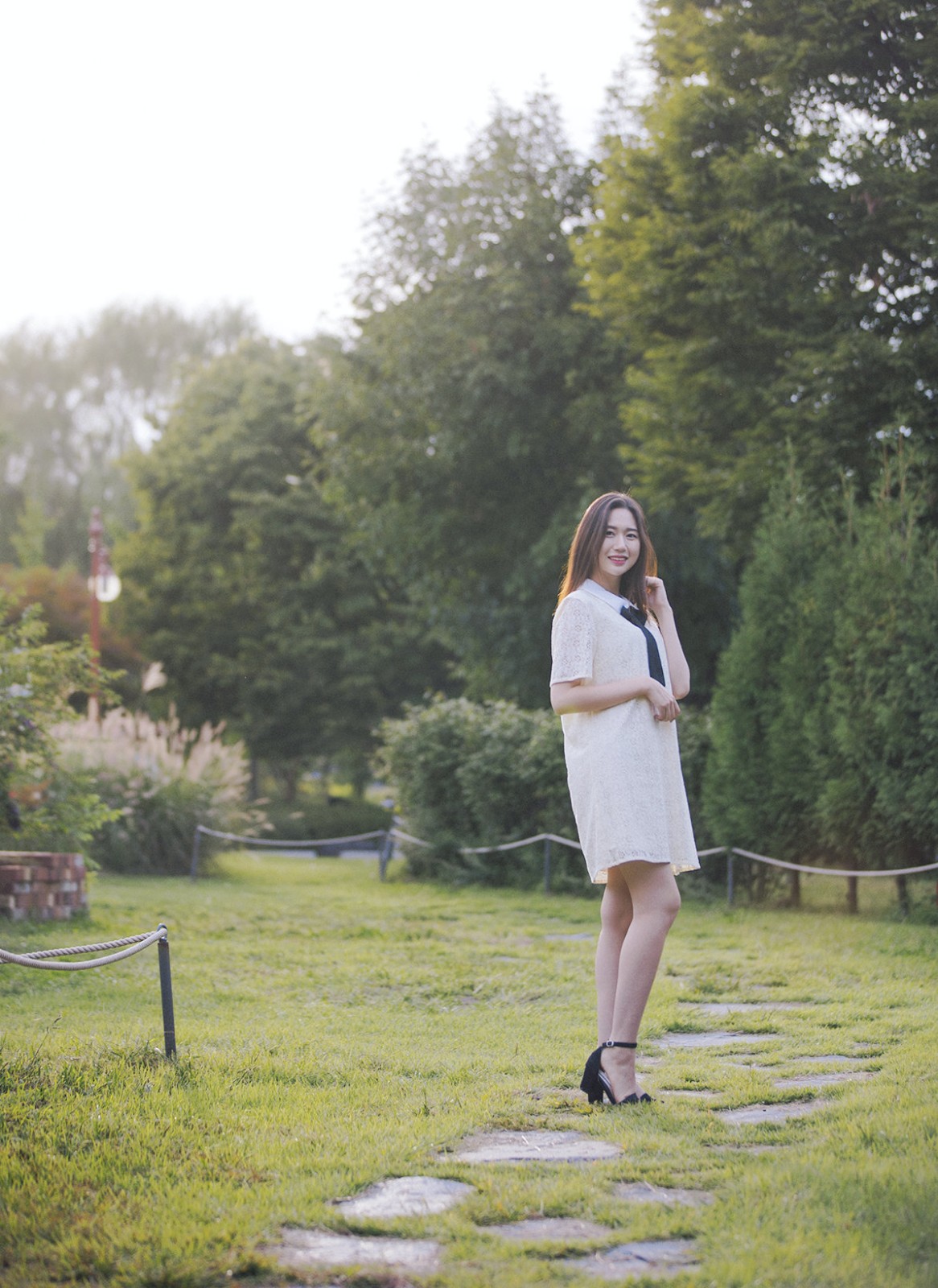 公园美景下的一个清秀可爱长发女子